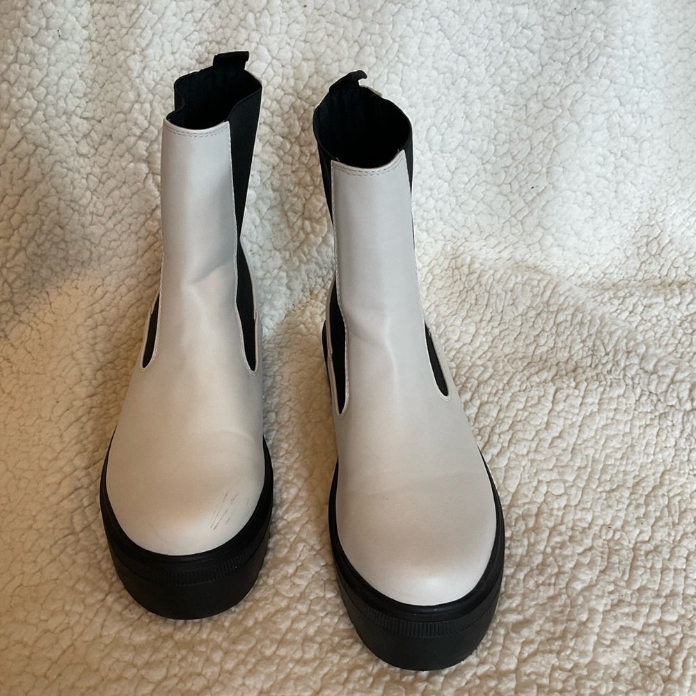 Soda cream and black boot
